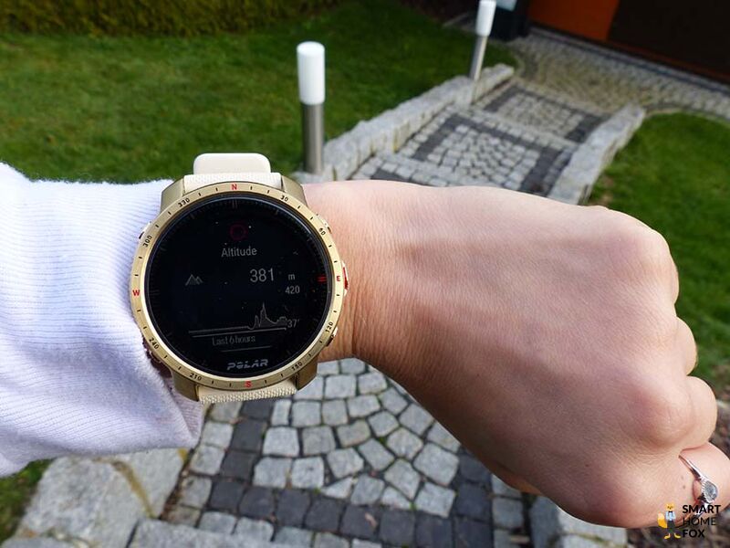 Man sieht den Höhenmesser auf der Polar Grit X Pro.